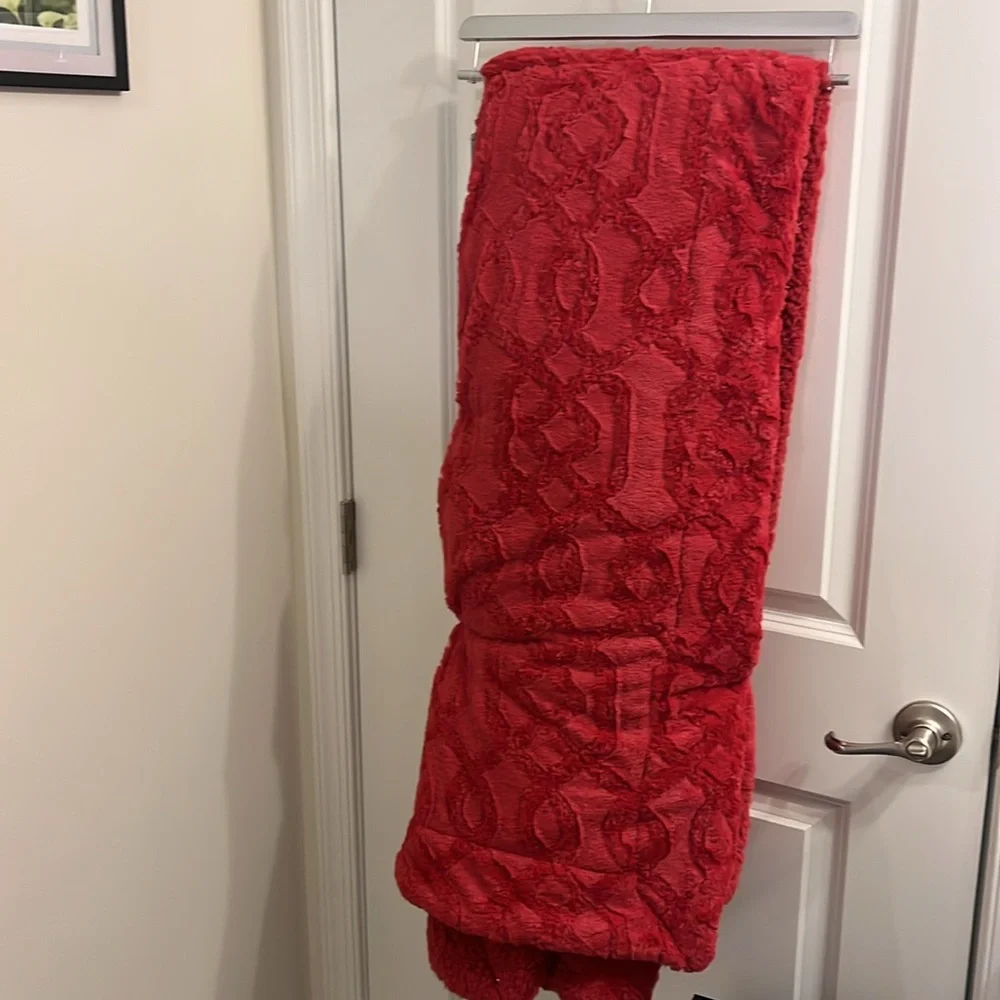 Gilmore Oversized Ultra Soft Plush Throw Blanket 50”x70” red holiday polyester
